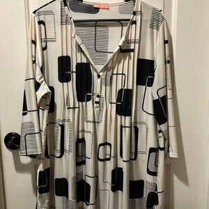 EUC Simply A Step 1X V Neck, 3/4 Sleeve Geo Print Cream Gray Black Poly/Spandex